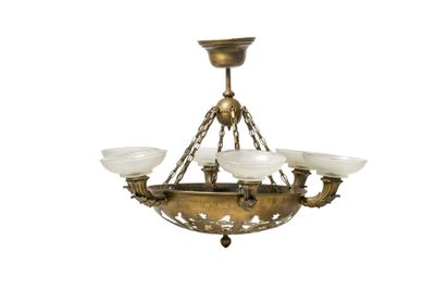 lustre ancien en laiton avec des abat-jours en verre dépoli
