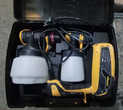 une boîte jaune et noire contenant deux vaporisateurs et un vaporisateur jaune et noir