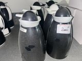 Plusieurs manchots noirs et blancs sont alignés en rang