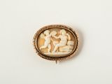 une image représentant une broche sur laquelle figurent un homme et une femme formant un cercle