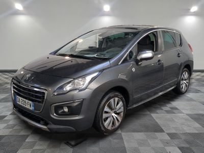 la voiture grise est garée sur le sol en damier d'un garage