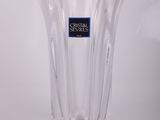un vase en verre transparent orné d'une étiquette bleue