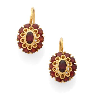 une paire de boucles d'oreilles en grenatite et diamants