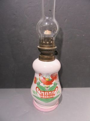une petite lampe posée sur une table