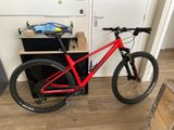 un vélo rouge garé dans une pièce