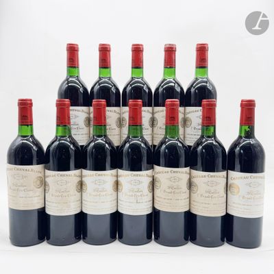 six bouteilles de vin rouge sont alignées