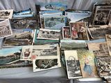tout un tas de vieilles cartes postales posées sur un lit