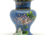 un vase bleu orné d'un motif floral