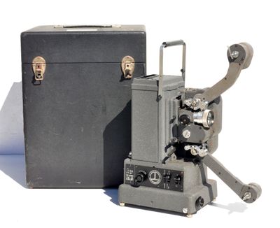 un vieux projecteur de cinéma posé à côté d'une boîte noire