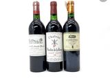 trois bouteilles de vin posées l'une à côté de l'autre sur une table