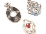 Trois types de bijoux différents sont présentés sur un fond blanc