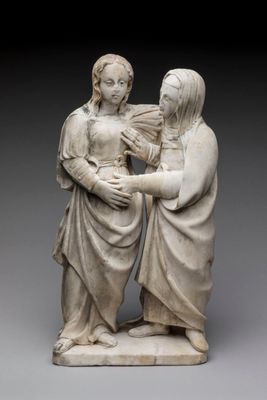 l'image d'une statue représentant une femme tenant un enfant dans ses bras