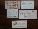 quelques vieux morceaux de papier posés sur une table, sur lesquels sont écrits des mots