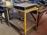 une image d'une usine avec de nombreuses machines