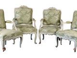 quatre chaises avec un revêtement vert, un revêtement vert, un revêtement vert, un revêtement vert, un revêtement vert, un revêtement vert, un revêtement vert, un revêtement vert, un revêtement vert