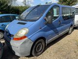 une camionnette bleue garée dans un parking