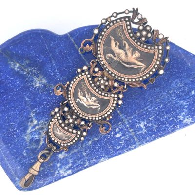 an image of a bracelet with a picture of a bird on it