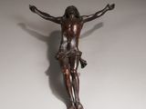 une image représentant une statue de Jésus sur la croix, sur fond blanc
