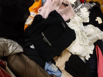 une pile de vêtements posée sur le sol