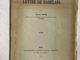 un vieux livre posé sur une table à côté d'un mur blanc