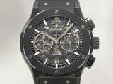 La montre est noire et possède un cadran camouflage.
