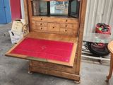un lit en bois recouvert d'un couvre-lit rouge