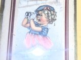 une photo d'un tableau représentant une petite fille accroché au mur