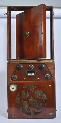 une radio d'antan exposée dans une vitrine