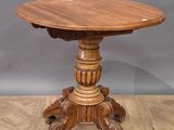 une photo d'une table en bois posée sur un parquet