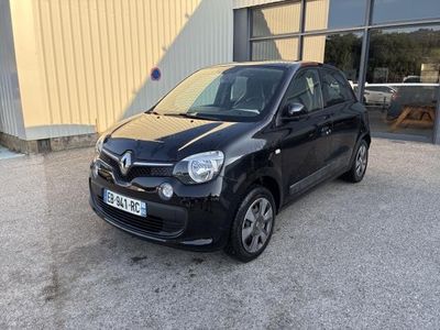 une voiture noire garée devant un bâtiment
