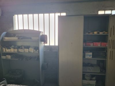 une chambre avec un lit et une armoire