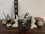 une table en bois sur laquelle sont disposés divers objets