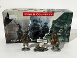 trois figurines représentant des hommes en uniforme militaire sont disposées devant une boîte