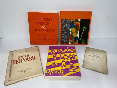 Plusieurs livres sont posés sur une surface blanche ; ils ont des couvertures orange.
