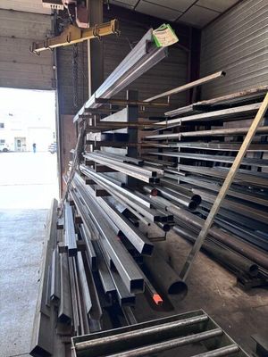 de nombreux tuyaux en acier empilés dans un entrepôt