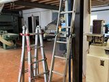 deux échelles posées dans une pièce