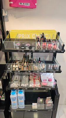 un présentoir de produits de maquillage sur une étagère dans un magasin