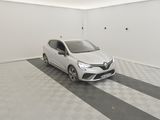 la voiture blanche est garée dans le garage sur le sol en damier
