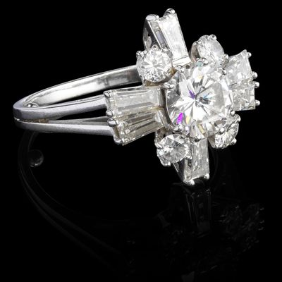 une image d'une bague en diamant sur une surface noire