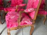 plusieurs chaises avec un revêtement rose, un revêtement rose, un revêtement rose, un revêtement rose, un revêtement rose, un revêtement rose, un revêtement rose, un revêtement rose, un revêtement rose