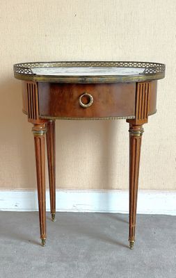 une petite table sur laquelle se trouve un miroir
