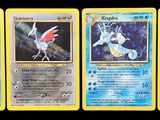 Quatre cartes Pokémon différentes sont représentées sur un fond noir.