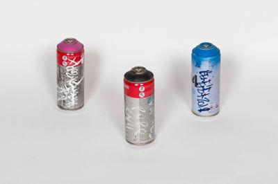 Lot de trois bombes aérosol signées par Ben Eine, et Pure Evil. Proven - Photo 1