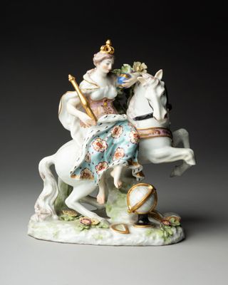 figurine en porcelaine représentant une femme à cheval, coiffée d'une couronne
