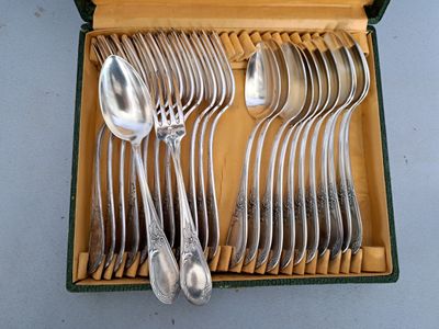 un lot de cuillères en argent et de cuillères dans une boîte