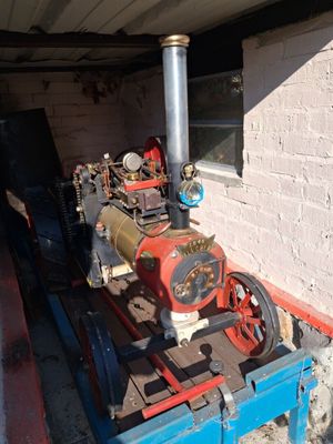 a small engine that is sitting on a cart