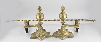 paire de bougeoirs anciens en laiton posés sur un socle