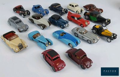 un grand nombre de petites voitures posées sur une table