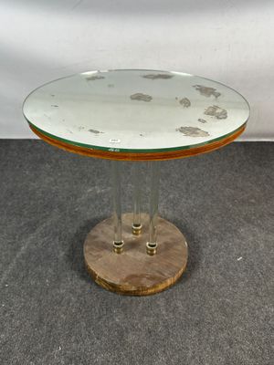 une photo d'une table en verre avec un piètement en bois