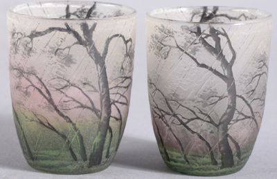 deux verres posés l'un à côté de l'autre